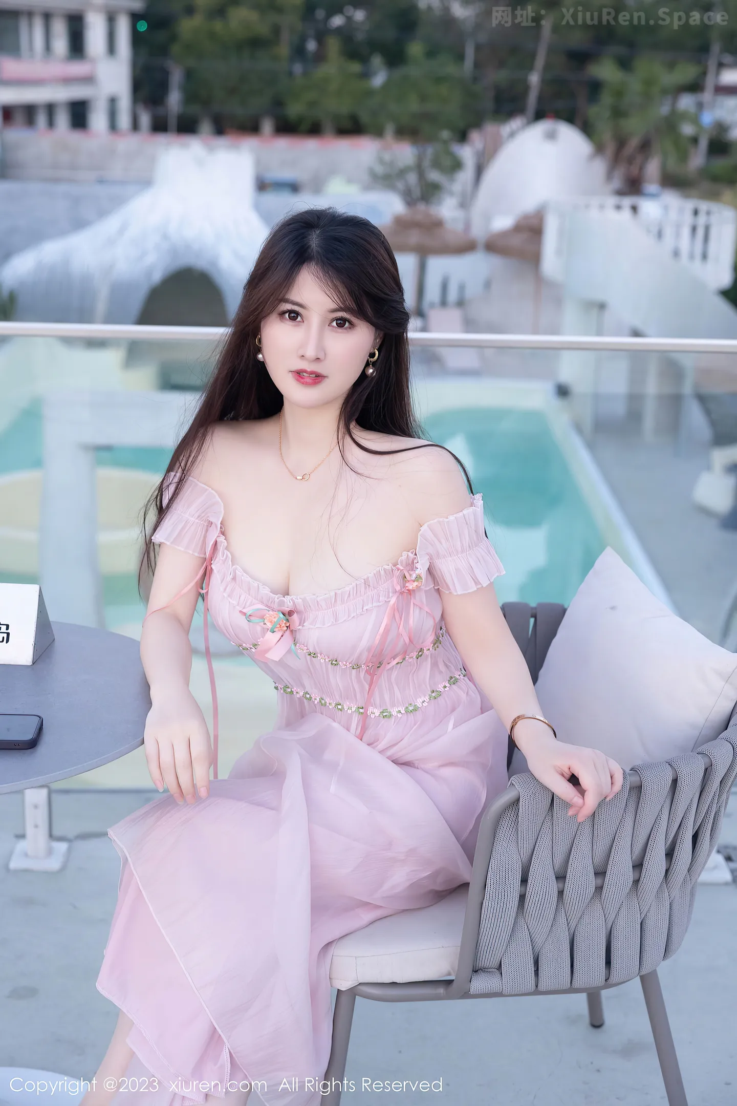 图片[5]-[XiuRen秀人网]VOL.7666 模特诗诗kiki性感粉色低胸裙露粉色蕾丝内衣秀丰腴身姿诱惑写真82P-秀人网官方网站